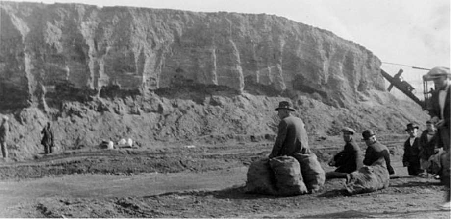 Emeryville Shellmound removal, 1924